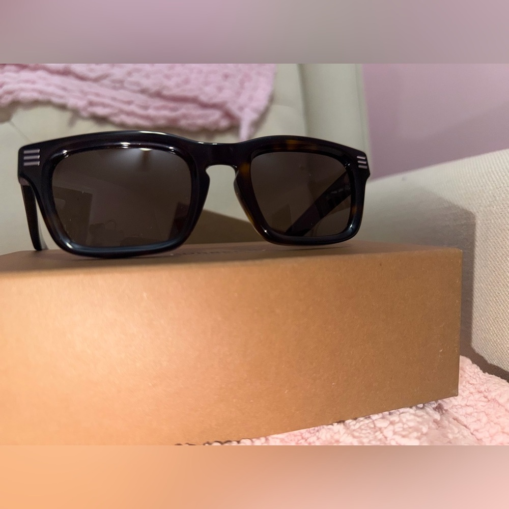 New Burberry Tortoiseshell Rectangular Sunglasses… - image 1